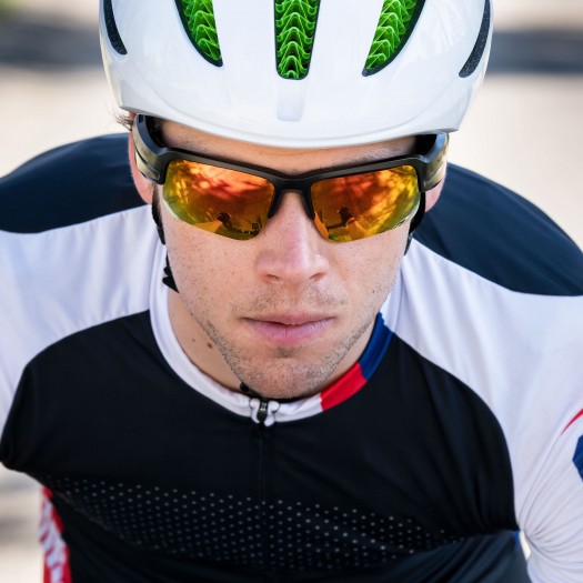 Die Bügelspitzen der Frames Tempo passen unter einen Helm. (Bild: Bose)